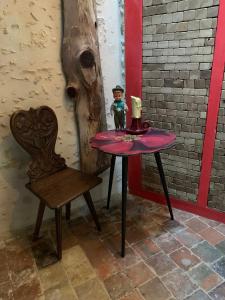 贝莱姆AU LIT ON DORT - Logis de Village的一张带蜡烛和椅子的小桌子