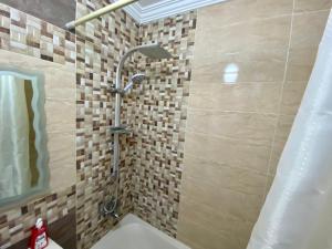 十月六日城Golden house - men only的带淋浴、卫生间和盥洗盆的浴室