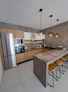 佩基罗德Courtyard Luxury Suites “MARIANTHI”的一个带柜台和冰箱的大厨房