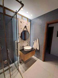 佩基罗德Courtyard Luxury Suites “MARIANTHI”的一间带水槽和镜子的浴室