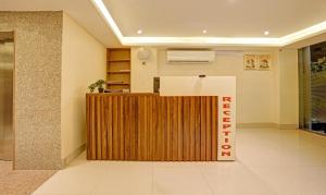 西里古里Treebo Trend Indrapuri Hotel & Resort Siliguri Junction的大堂,在房间内设有木制前台