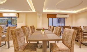 西里古里Treebo Trend Indrapuri Hotel & Resort Siliguri Junction的一间带桌椅的用餐室