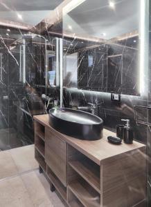 诺维萨德Casa Palmera的黑色浴室设有浴缸和水槽
