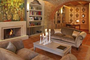 巴古尔萨卡尔马酒店的客厅设有两张沙发和一个壁炉