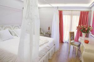 巴古尔萨卡尔马酒店的卧室配有白色的床、桌子和书桌