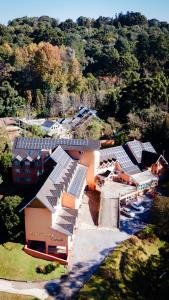 格拉玛多雷纳斯森萨酒店的建筑的顶部景观,上面有太阳能电池板
