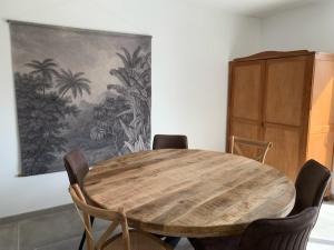 Le Clos des Embruns的一间带木桌和椅子的用餐室