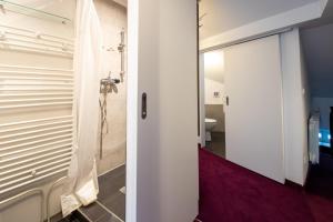萨尔茨堡AMADEA - Cityhotel Salzburg的带淋浴和卫生间的浴室