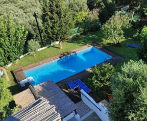 VrouchasElounda Collection Villa的享有庭院游泳池的顶部景色