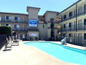 萨克拉门托Rodeway Inn Sacramento-University Area的大楼前设有游泳池的酒店