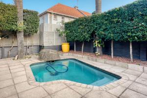 德班Hampton Collection - Stylish 3 Sleeper Apartment with Pool的庭院中间的游泳池