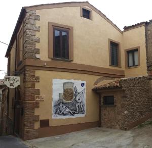 San Marco ArgentanoB&B Del Borgo的建筑一侧的壁画