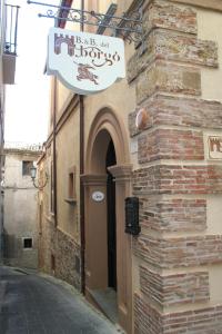San Marco ArgentanoB&B Del Borgo的建筑物一侧有门的标志