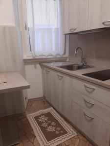 平佐洛PERNICI MOUNTAIN HOUSE的一个带水槽和水槽的小厨房