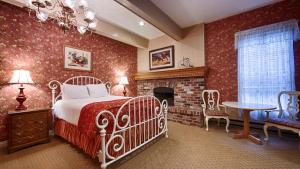 Mendenhaven奶奶的羽毛床贝斯特韦斯特宾馆的卧室配有白色的床和壁炉