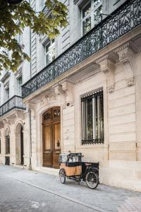 波尔多Villas Foch Boutique Hotel & Spa Bordeaux的停在建筑物前的摩托车