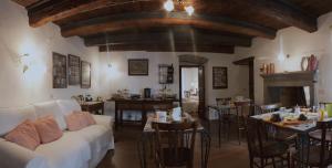 阿尼奥内Il Tomolo的客厅配有白色沙发和壁炉