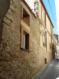 San Marco ArgentanoB&B Del Borgo的街道上一座带窗户的石头建筑