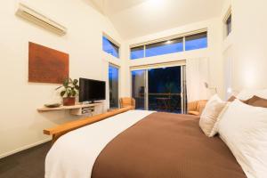凯里凯里石砌店旅舍的一间卧室设有一张带电视和窗户的床。