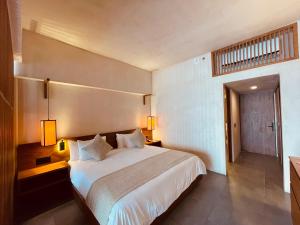 坎昆Hive Cancun by G Hotels的卧室配有一张白色大床