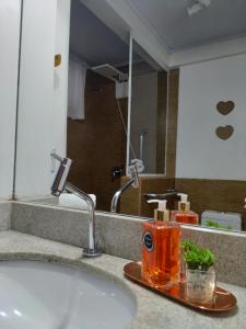 特雷齐蒂利亚斯Villa Gruntal Hospedaria的浴室的柜台设有水槽和镜子