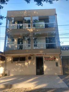 泰谢拉迪弗雷塔斯Pousada Avenida的公寓大楼前面有一扇门