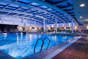 成都成都新东方千禧大酒店的一座带大型天花板的酒店游泳池