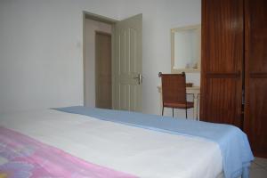 拉戈莱特Marmara Kite Appartment的一间卧室配有一张床、一张桌子和一把椅子