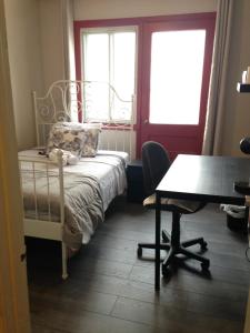 蒙特利尔Montreal Downtown Suite的一间卧室配有一张床、一张桌子和一张桌子
