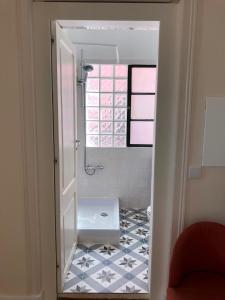 里斯本Angels Homes-n27, 3ºfloor - Bairro Típico, Centro Lisboa的一间小浴室,配有窗户和瓷砖地板
