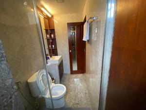 马累Luxury 3 Room Apartment by Oboe的一间带卫生间和水槽的浴室