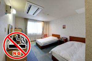 Tsuru ホテルスターらんど的酒店客房 - 带两张床和禁烟标志