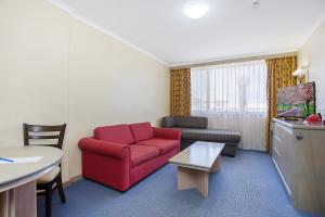 沃纳姆堡瓦南布尔中城汽车旅馆的客厅配有红色的沙发和桌子
