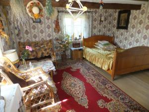ŚwiekatowoChata pod strzechą -Bory Tucholskie的一间卧室配有一张床和红色地毯