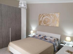 梅利托迪波尔托萨尔沃Casa sul Corso的一间卧室配有一张带两个枕头的床