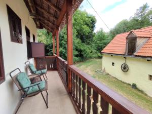 Modrý KameňHouse "Krasný Svet" - Holidayfarm Natural Slovakia的房屋的阳台,上面摆放着两把椅子