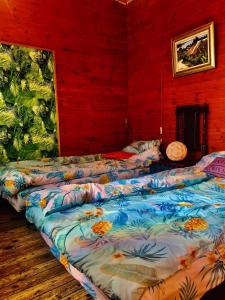 镰仓市ハセノ島　Hotel　Cottage的一间卧室设有两张床和红色的墙壁