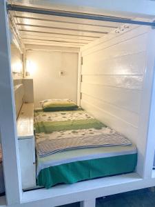 玛琅Hostel Wees een Kind的小房间设有两张双层床,配有背风性关节炎性关节炎性关节炎