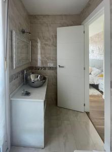 格拉多Vistalegre78的一间带水槽、镜子和门的浴室