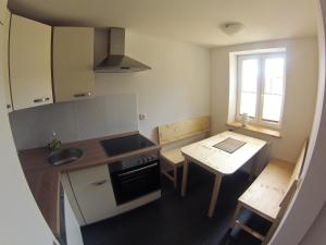 勒伯尔斯塔芬霍夫罗贝尔公寓的一个带水槽和桌子的小厨房