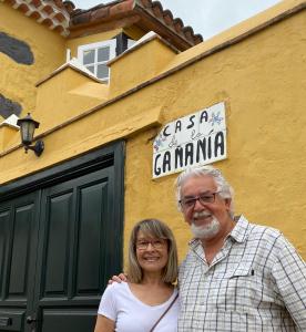 洛斯雷亚莱霍斯Casa Rural La Gañanía的站在建筑物前面的男人和女人
