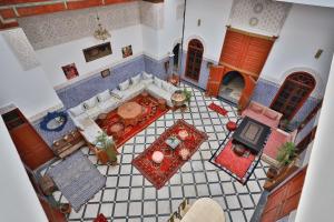 非斯Riad Dar Jeanne的享有空中美景,设有带壁炉的客厅。