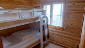 特拉布宗GÖRNEK TABİAT PARKI的木制客房设有两张双层床和窗户。
