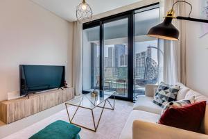 迪拜Magnificent apartment in Address Beach Residence, 1 BR, the 6th floor的带沙发和电视的客厅