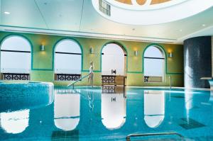 索瓦马皇冠广场约旦死海水疗度假酒店 的一座建筑物内一排窗户的游泳池