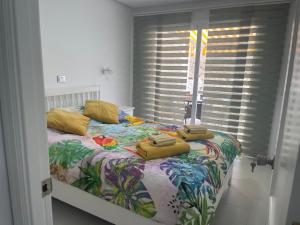 库拉海滩Monsenor的一间卧室配有一张带黄色枕头的床。