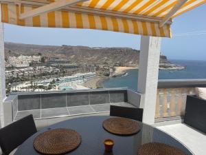 库拉海滩Monsenor的阳台配有桌子,享有海景。