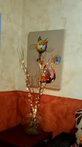FasniaCasapancho 1 y 2 - Casa Rural - Fasnia - Tenerife的一张带灯的花瓶,桌子上挂着猫画