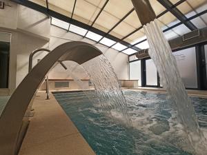 莱昂ARVA Spa París的一座建筑物内带喷泉的游泳池