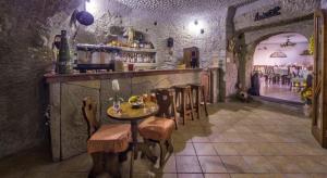 伊斯基亚Hotel Villa Cimmentorosso的一间带桌椅的餐厅和酒吧